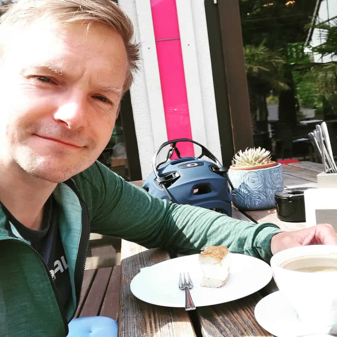 Ralf Wenda nach der Radtour. Kaffee verdient.